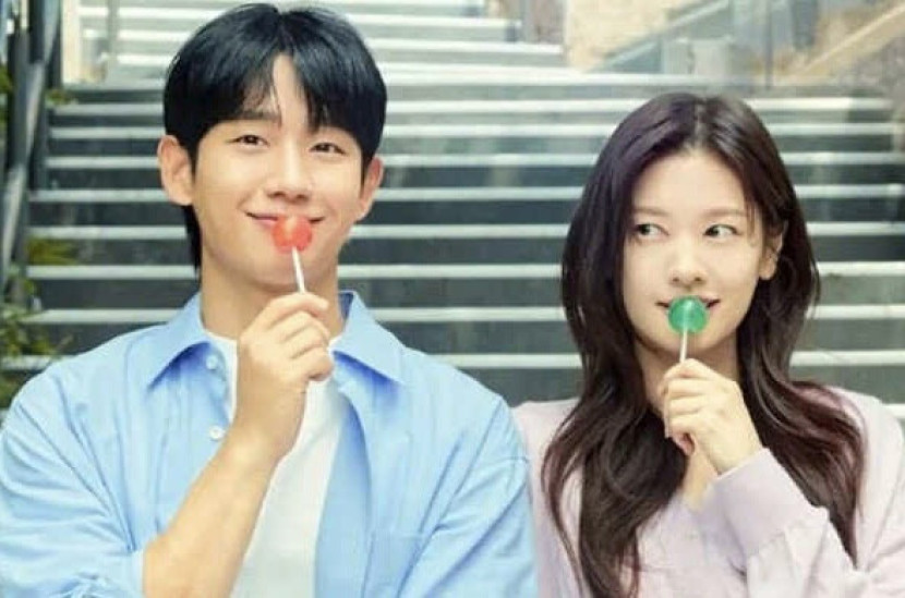 Jung Hae In dan Jung So Min dalam poster Love Next Door. (Netflix)