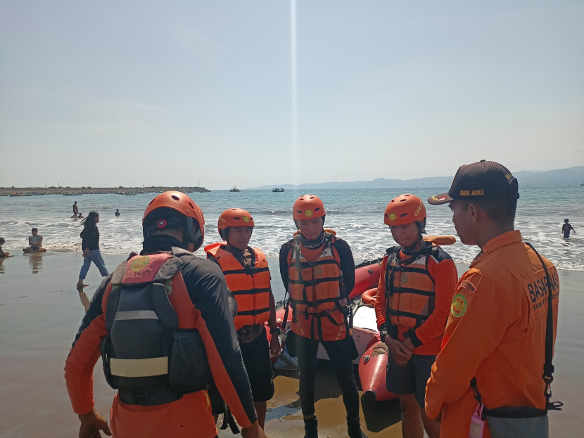 Petugas SAR gabungan tengah melakukan pencarian korban tenggelam di Pantai Cipatuguran, Kabupaten Sukabumi, Senin (16/9/2024).