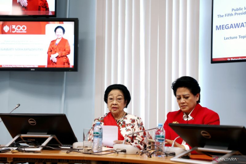 Presiden kelima RI Megawati Soekarnoputri saat mengisi kuliah umum di St. Petersburg University, Rusia, Senin (16/9/2024). 