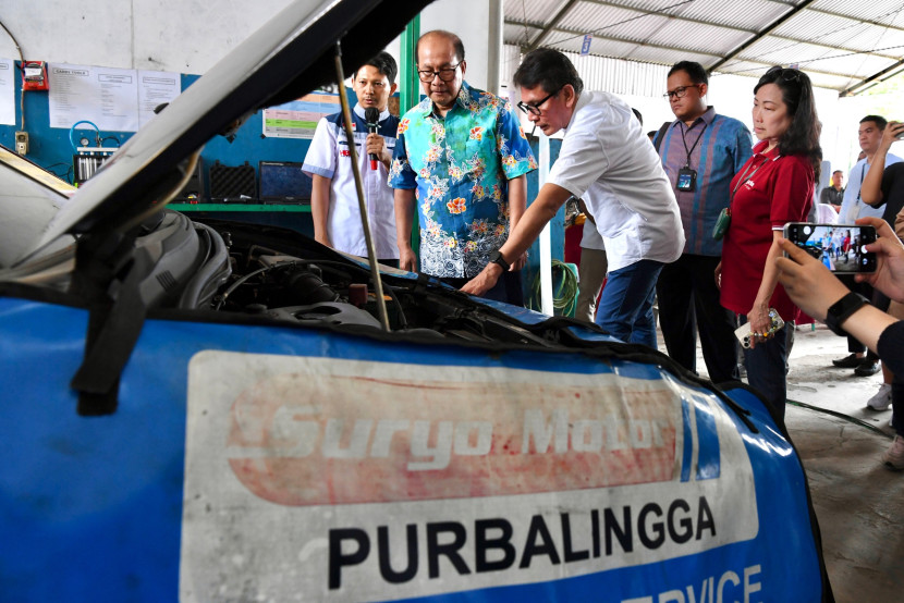 Pemilik UMKM Bengkel Mobil Suryo Motor Binaan Astra melalui Yayasan Dharma Bhakti Astra (YDBA), Sutikno (kiri) menunjukkan bagian dari pelayanan bengkelnya kepada Ketua Pengurus YDBA Rahmat Samulo (tengah) dalam kegiatan #UMKMSiapBeraksi yang diselenggarakan YDBA di Banyumas pekan lalu. (Foto: Dok Ruzka Indonesia/YDBA)