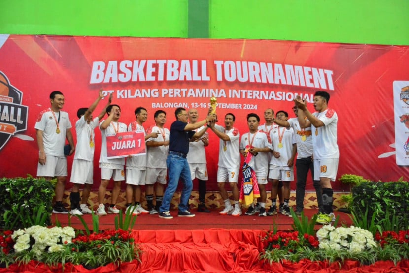 Tim Basket Putra RU VI Balongan menjadi pemenang dalan turnamen bola basket  dengan  mematahkan perjuangan gigih Tim Basket Putra Kilang Unit V Balikpapan. (Dok. Gincumanis.com)