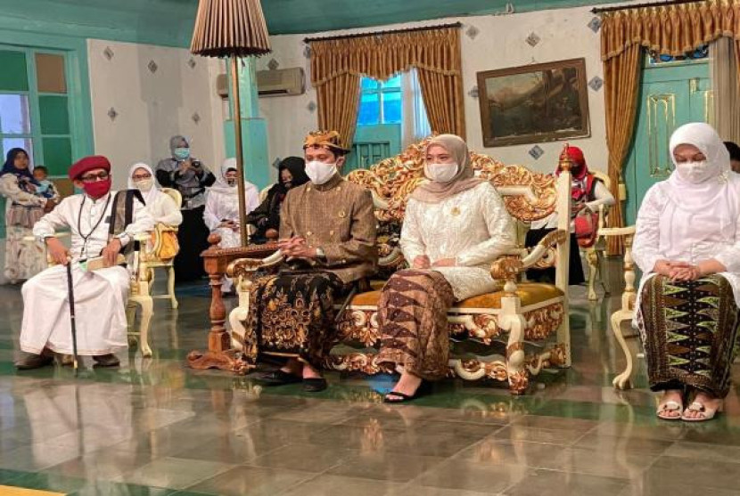 Sultan Sepuh XV, PRA Luqman Zulkaedin didampingi permaisurinya dalam acara panjang jimat di Keraton Kasepuhan Cirebon. (Dok. Republika)