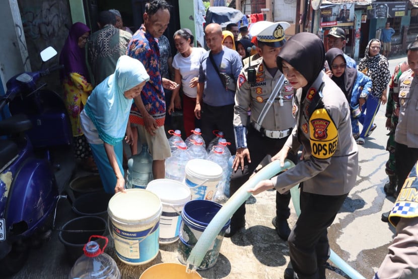 Bantuan air bersih kepada warga terdampak kemarau yang digelar Polres Sukabumi Kota kepada warga Kecamatan Warudoyong, Kota Sukabumi, Selasa (17/9/2024).