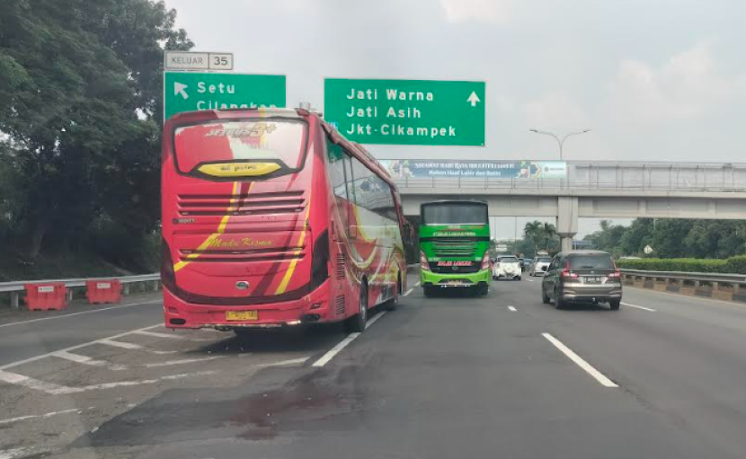 blind spot kerap terjadi pada kendaraan berukuran besar seperti bus atau truk.   dok Motoresto.id