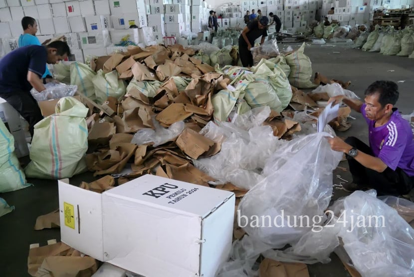 Petugas mengumpulkan kotak suara bekas pemilihan Presiden untuk dimusnahkan di Gudang KPU Kota Bandung, Jawa Barat, Jumat (13/9/2024). Foto: Edi Yusuf