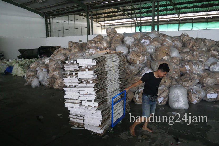 Petugas mengumpulkan kotak suara bekas pemilihan Presiden untuk dimusnahkan di Gudang KPU Kota Bandung, Jawa Barat, Jumat (13/9/2024). Foto: Edi Yusuf