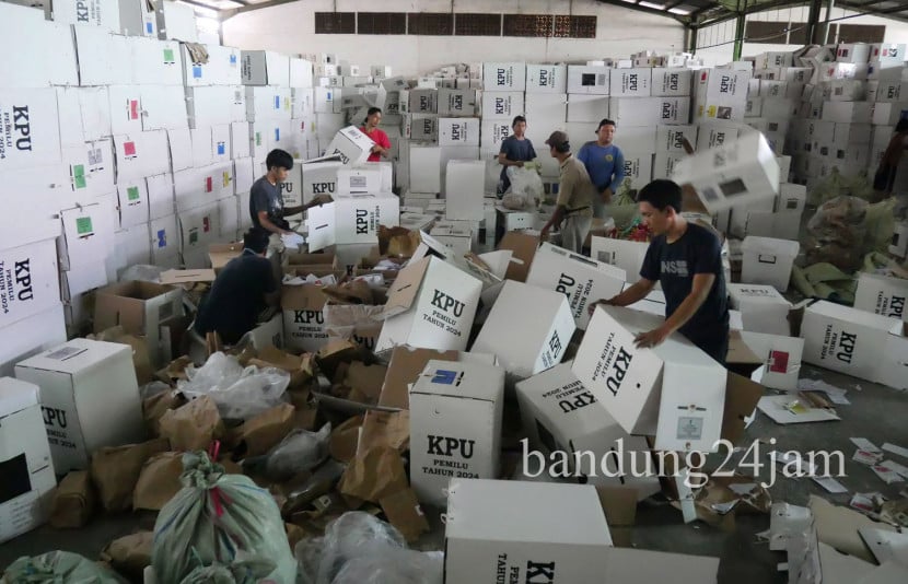 Petugas mengumpulkan kotak suara bekas pemilihan Presiden untuk dimusnahkan di Gudang KPU Kota Bandung, Jawa Barat, Jumat (13/9/2024). Foto: Edi Yusuf