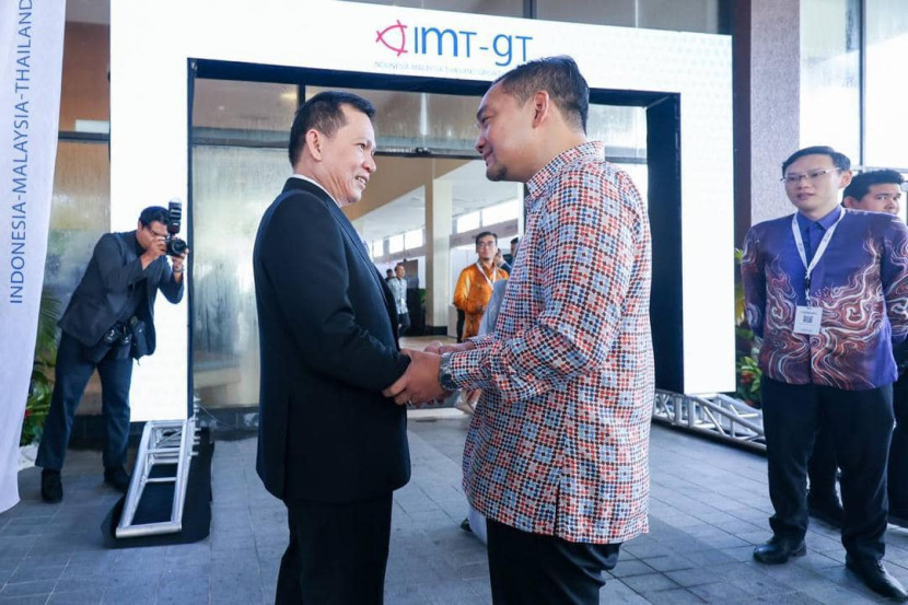 Pimpinan delegasi Indonesia Elen Setiadi (kiri) yang juga Pj Gubernur Sumsel disambut Menteri Besar Johor Dato’ Onn Hafiz Bin Ghazi (kanan).  (FOTO: FB @Onn Hafiz Ghazi).