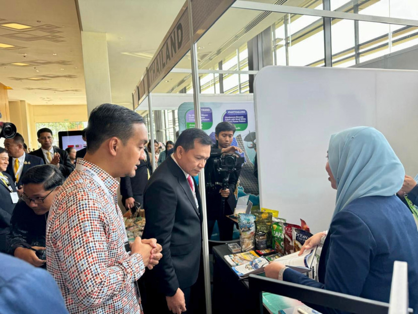 Elen Setiadi dan Menteri Besar Johor Dato’ Onn Hafiz Bin Ghazi meninjau pameran delegasi pepserta IMT-GT. (FOTO: Humas Pemprov Sumsel).