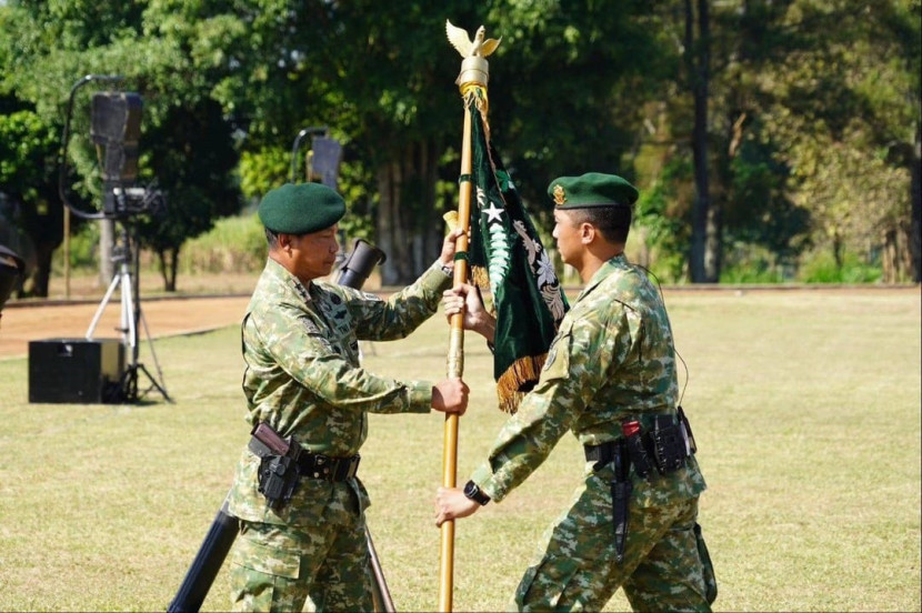 Pangdivif 2 Kostrad Mayjen Anton Yuliantoro bersama Kolonel Inf Danang Prasetyo Wibowo. Sumber: Seputarmiliter