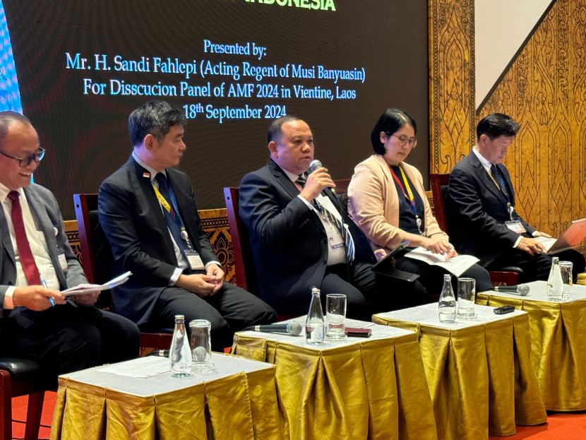 Pj Bupati Muba Sandi Fahlepi (tiga dari kiri) berbicara pada diskusin panel Asean Mayor Forum 2024 di Vientiane, Laos. (FOTO: Humas Pemkab Muba)