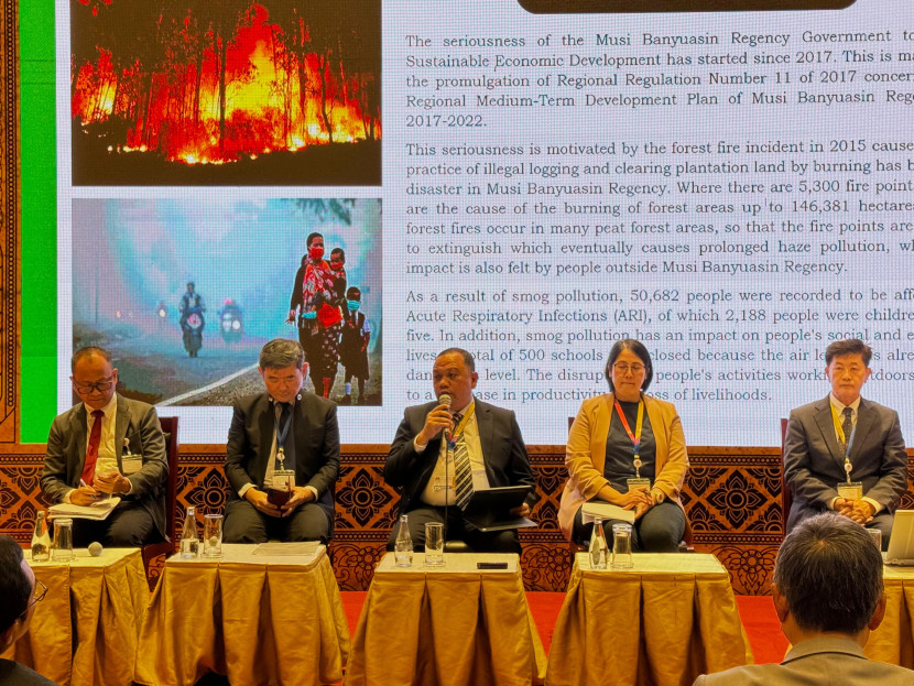 Pj Bupati Muba Sandi Fahlepi (tiga dari kiri) berbicara pada diskusin panel Asean Mayor Forum 2024 di Vientiane, Laos. (FOTO: Humas Pemkab Muba)