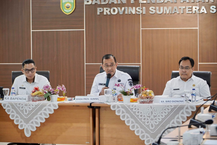 Sekda Sumsel Edward Candra dan Kepala Bapenda Sumsel Achmad Rizwan bersama Kepala Biro Ekonomi pada Rapat Optimalisasi PAD 2024. (FOTO: Humas Pemprov Sumsel)