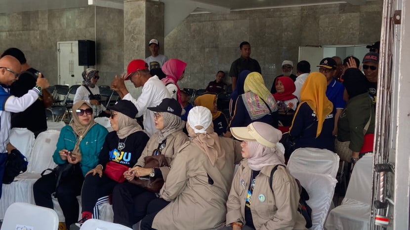 Sejumlah warga duduk di podium kehormatan Peringatan Haornas Tingkat Kota Sukabumi menggunakan kaos bacalon wali kota Sukabumi, Kamis (19/9/2024).