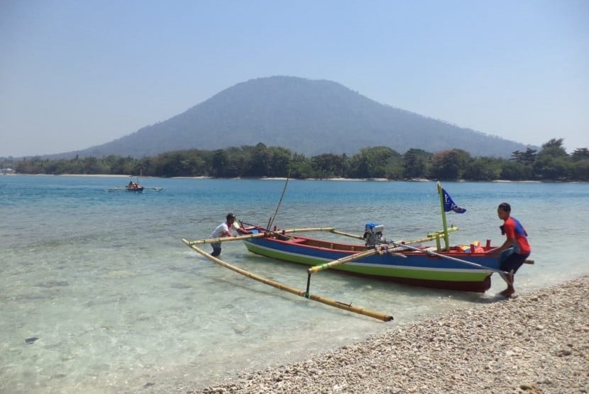 Nelayan pesisir dekat  Gunung Anak Krakatau. (Foto: SumatraLink.id/Mursalin Yasland)