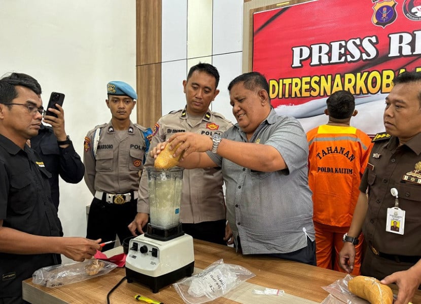 Polda Kaltim memsunahkan sabu seberat 2 kg. 