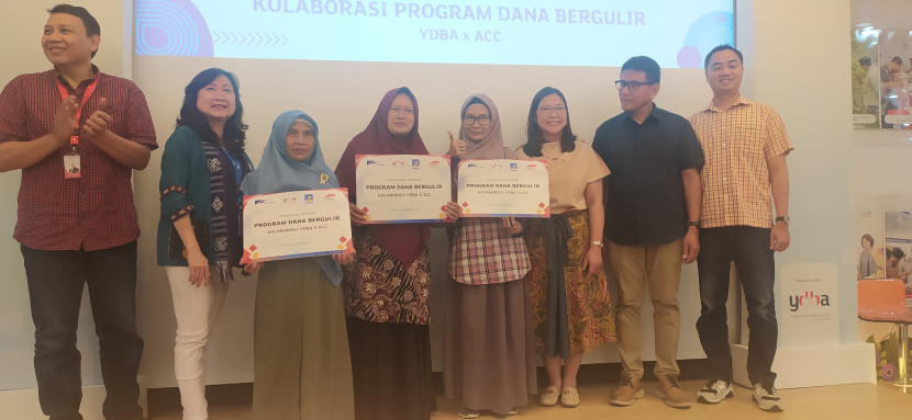 Astra Credit Companies (ACC) menyalurkan dana bergulir untuk modal kerja Usaha Mikro, Kecil, Menengah (UMKM) binaan Yayasan Dharma Bhakti Astra (YDBA) di Jakarta, Jumat (20/9/2024). (Foto: Ruzka Indonesia)