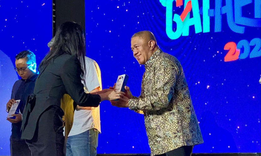 Presiden Direktur JNE M Feriadi menerima menerima penghargaan Best Logistic Partner dari COO dan Co-Founder Blibli Lisa Widodo dalam acara Partner Gathering 2024 