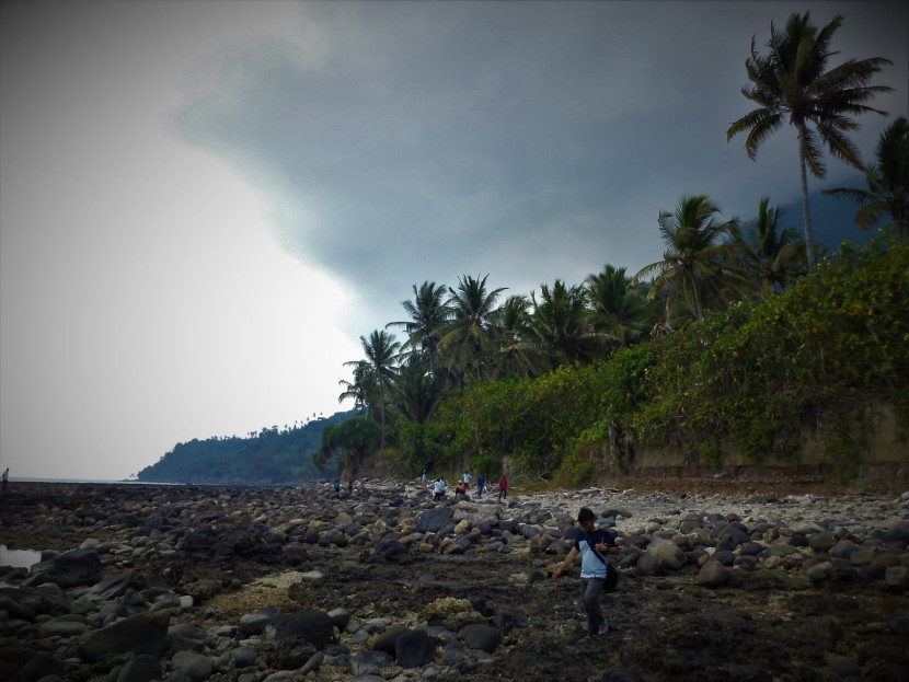 Perbukitan Gubuk Seng di Pulau Sebesi, Kabupaten Lampung Selatan, Provinsi Lampung. (Foto: SumatraLink.id/Mursalin Yasland)