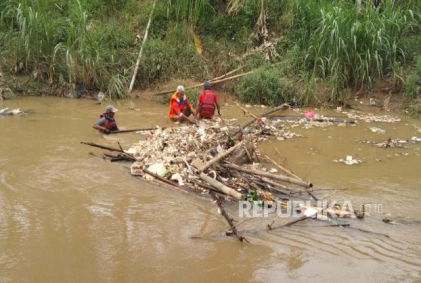 Warga dan petugas tengah mencari kemungkinan mayat lain di Sungai Cilengsi, jatiasih, Bekasi. (Dok. Istimewa)