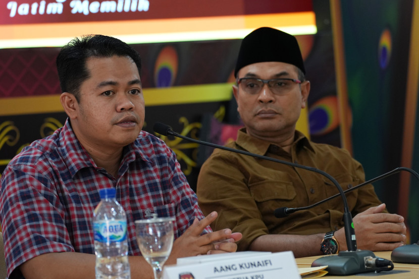 Ketua KPU Jatim (kiri) mengumumkan penetapan pasangan Cagub-Cawagub 2024. Dok. KPU Jatim