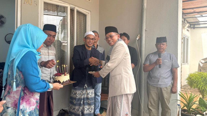 KH.Waluyo memberikan tumpeng kepada Ust. H. Syahruddin El Fikri.