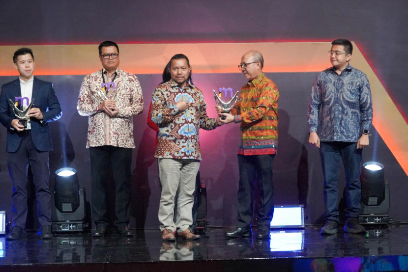 Bank Jatim dianugerahi penghargaan dari Merdeka.com dalam ajang Merdeka Awards 2024