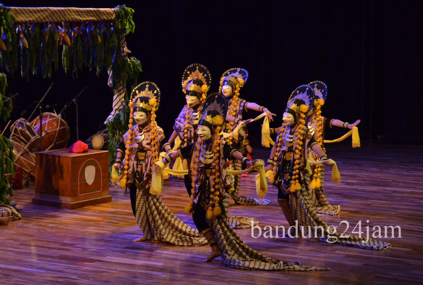 Pagelaran Tari Topeng Losari dari Sanggar Purwa Bhakti Kabupaten Cirebon, di Taman Budaya Jabar, Kamis (19/9/2024). Foto: Edi Yusuf