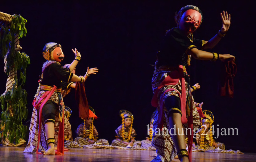 Pagelaran Tari Topeng Losari dari Sanggar Purwa Bhakti Kabupaten Cirebon, di Taman Budaya Jabar, Kamis (19/9/2024). Foto: Edi Yusuf