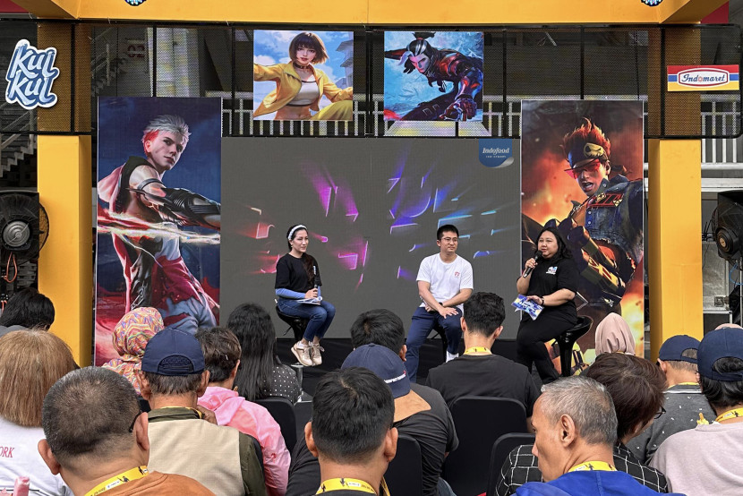 Senior Brand Manager Indofood Ice Cream, Leni Damayanty (kanan) didampingi Christiandy Franciscus, Game Producer Free Fire di Garena Indonesia (tengah) saat memberikan keterangan tentang kolaborasi Ice Cream Kul Kul dan game Free Fire di Jakarta, Sabtu (21/9/2024). (Foto: Ruzka Indonesia)