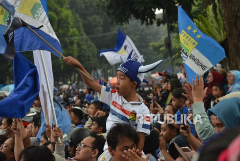 Pj Wali Kota Bandung A Koswara meminta para bobotoh menunjukkan kualitas suporter, makin sportif itu makin baik saat Persib Bandung melawan Persija, Jakarta. (Dok. Republika) 