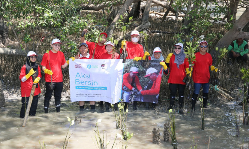 Relawan Yayasan Wings Peduli menanam 100 pohon di wilayah Ekowisata Mangrove Wonorejo Surabaya guna memelihara kelestarian dan ekosistem bakau. (Foto: Dok Ruzka Indonesia)