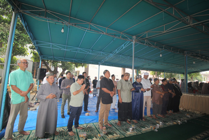 Jamaah Masjid Nururrahman mengikuti pembacaan Maulid Nabi Muhammad SAW.