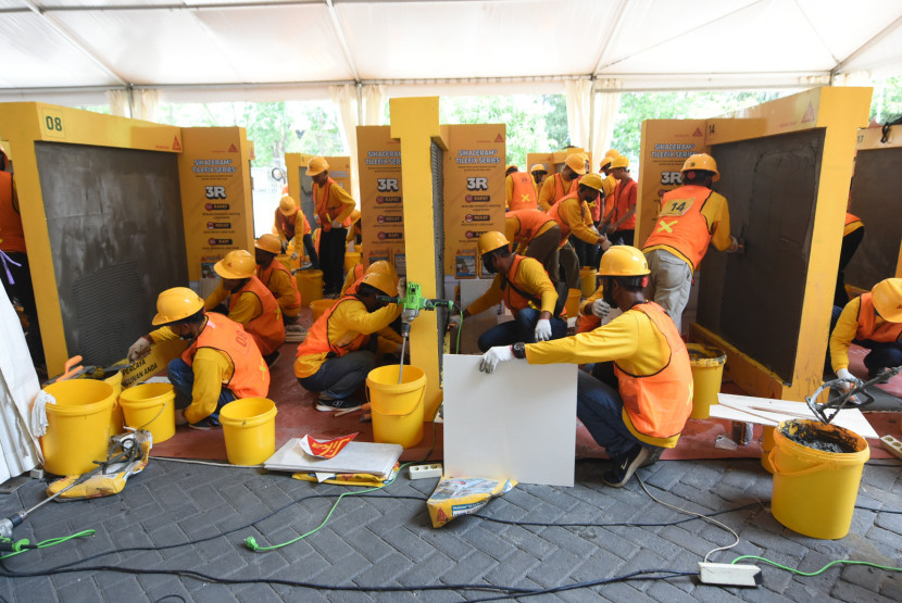 Lomba pemasangan keramik di Sika Gresik Factory