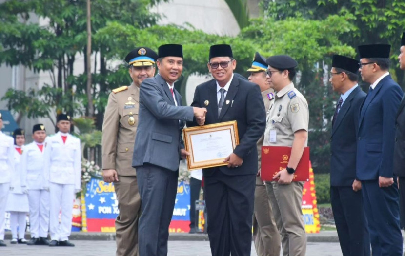 Penyerahan penghargaan kepada Pj Wali Kota Sukabumi Kusmana Hartadji, Selasa (24/9/2024).