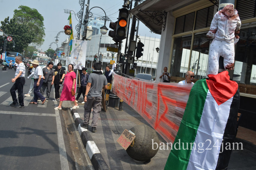 Aksi solidaritas Palestina bertajuk 'Bandung Protest Global Solidarity' bersama Solidaritas Seni untuk Palestina di kawasan Jalan Asia Afrika, Kota Bandung, Ahad (22/9/2024). Foto: Edi Yusuf