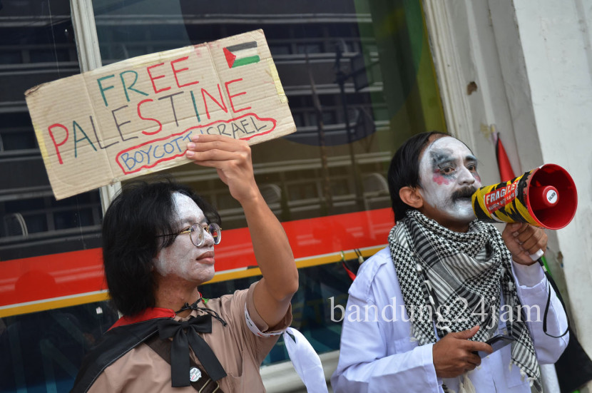 Aksi solidaritas Palestina bertajuk 'Bandung Protest Global Solidarity' bersama Solidaritas Seni untuk Palestina di kawasan Jalan Asia Afrika, Kota Bandung, Ahad (22/9/2024). Foto: Edi Yusuf