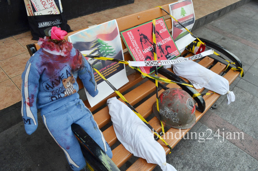 Aksi solidaritas Palestina bertajuk 'Bandung Protest Global Solidarity' bersama Solidaritas Seni untuk Palestina di kawasan Jalan Asia Afrika, Kota Bandung, Ahad (22/9/2024). Foto: Edi Yusuf