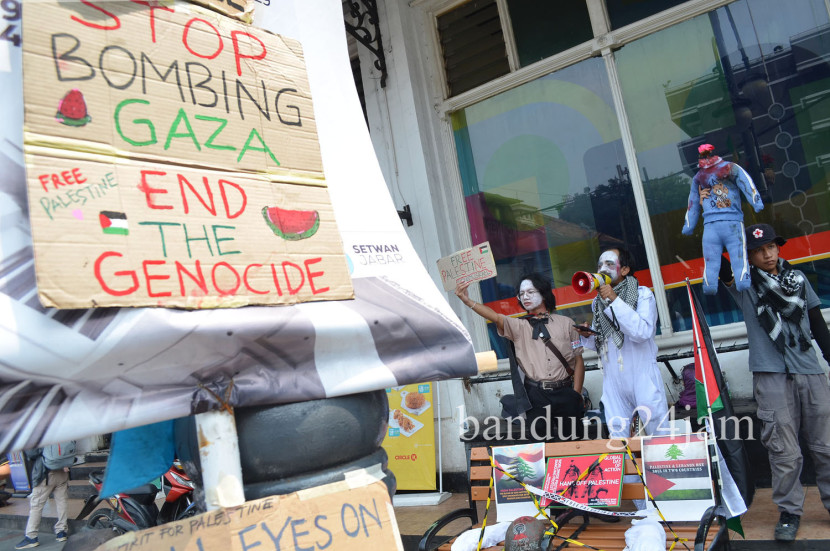 Aksi solidaritas Palestina bertajuk 'Bandung Protest Global Solidarity' bersama Solidaritas Seni untuk Palestina di kawasan Jalan Asia Afrika, Kota Bandung, Ahad (22/9/2024). Foto: Edi Yusuf