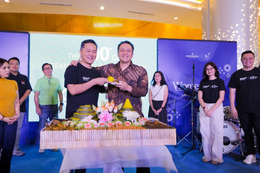 CEO Euromedica Group Benny Winata bersama Staf Khusus Presiden Republik Indonesia, Diaz Hendropriyono, merayakan pembukaan klinik SKIN+ dan SLIM+ yang ke-100 dan ke-101. (Foto: Dok Ruzka Indonesia)