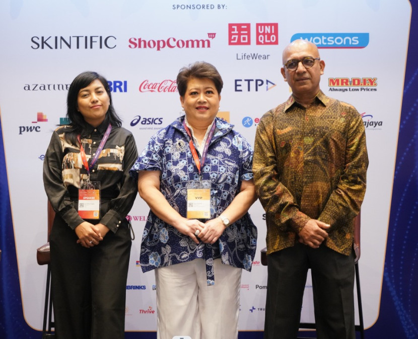 CEO Fortuna Ratna Puspitasari (kiri), Direktur Utama PT Sarinah (Persero) Fetty Kwartati (tengah), dan Business Advisor & Business-Environment Observer, Shubho Sarkar. (Foto: Dok Ruzka Indonesia)