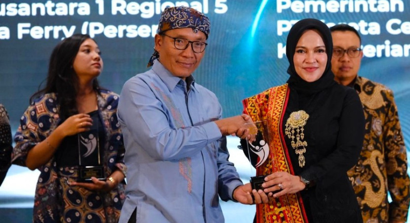 Sekretaris Perusahaan PLN Icon Plus Heni Utari Ambarwati dengan didampingi Manager Komunikasi Korporat & TJSL PLN Icon Plus Yohanes Desmon Rendy Pratama hadir untuk menerima penghargaan secara langsung. (Foto: Dok PLN Icon Plus)