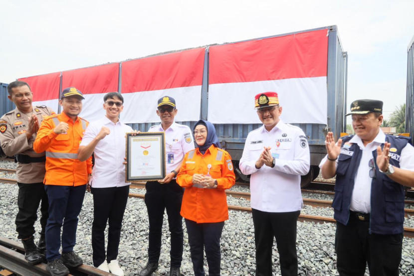 Kepala PT KAI Divre III Januri menerima piagam Rekor MURI  pemasangan bendera merah putih terbanyak pada rangkaian gerbong kereta batu bara. (FOTO: Humas Pemprov Sumsel)