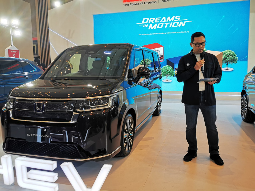 Director Honda Bandung Center Iwan Tjandradinata menyampaikan pengantar pada acara pembukaan booth Honda di ajang GIIAS Bandung 2024,  Kamis (25/9/2024) di Sudirman Grand Ballroom, Kota Bandung.