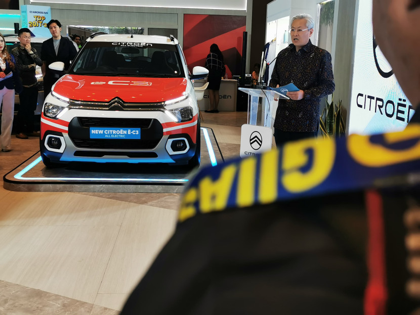 CEO Citroën Indonesia, Tan Kim Piauw berbicara saat meresmikan pembukaan booth Citroen di ajang Pameran Gaikindo Indonesia International Automotive Show (GIIAS) Bandung 2024, Rabu (25/9/2024). FOTO: Republika Network