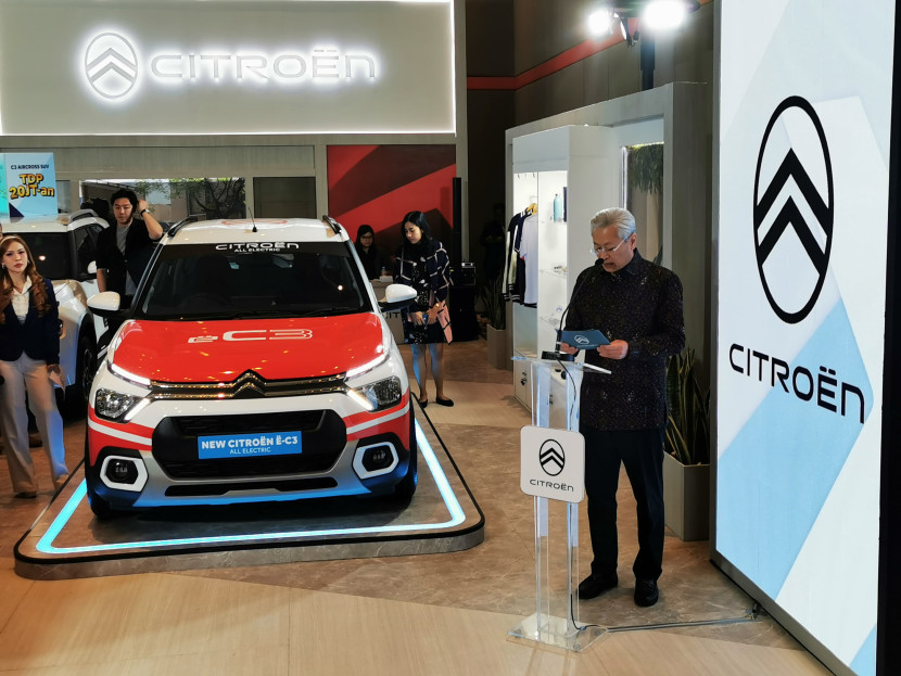 CEO Citroën Indonesia, Tan Kim Piauw berbicara saat meresmikan pembukaan booth Citroen di ajang Pameran Gaikindo Indonesia International Automotive Show (GIIAS) Bandung 2024, Rabu (25/9/2024).FOTO: Republika Network