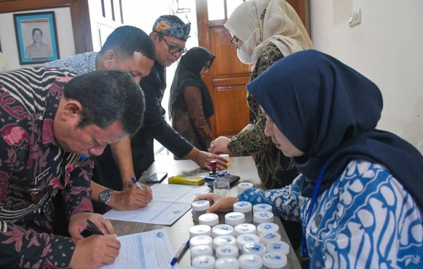 Momen pengambilan sampel urin dalam pencegahan penyalahgunaan narkoba di Pemkot Sukabumi, Kamis (26/9/2024).