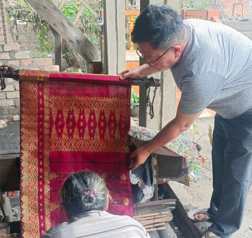 Tim pengabdian Universitas Sriwijaya (Unsri) memberikan pelatihan menenun songket di Pedamaran OKI. (FOTO: D Oskandar).