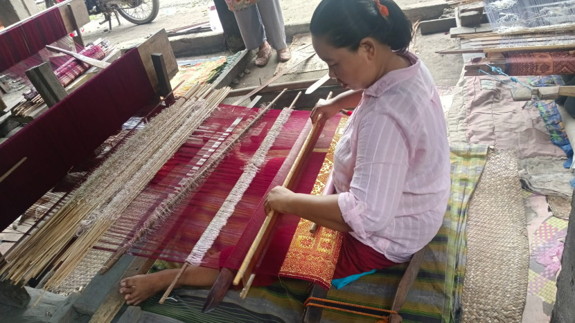 Warga Pedamaran yang tengah menenun kain songket. (FOTO: D Oskandar)