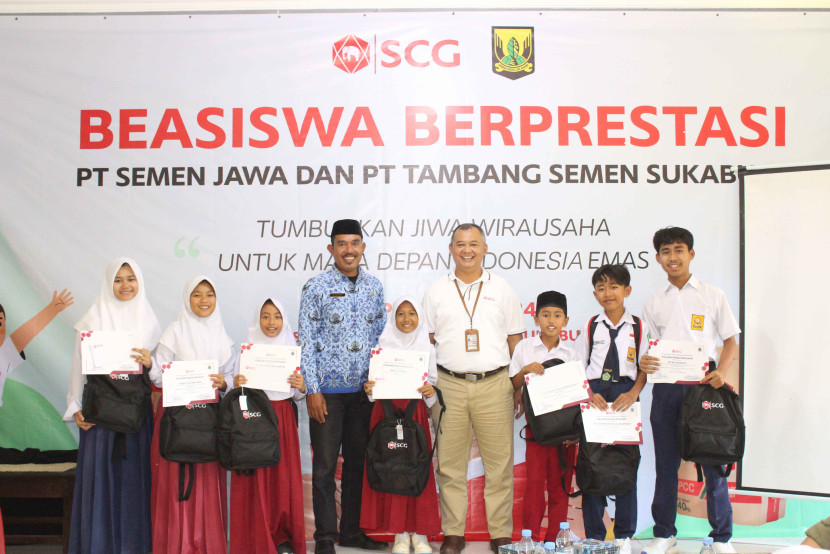 Penyerahan beasiswa berprestasi kepada warga di lima desa Kabupaten Sukabumi dari SCG.